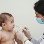 Doktor çocuğa aşı yapıyor – TOBB ETÜ Hastanesi
